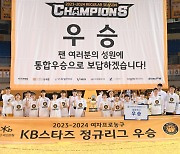 '올 시즌 WKBL은 노란색으로 물들었다!' KB스타즈, '5연속 라운드 MVP' 박지수 앞세워 BNK 제압→정규리그 '6번째' 우승 확정