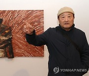 작품 설명하는 김진열 작가