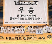 정규리그 우승을 자축하는 KB 선수단