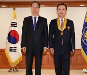 한덕수 총리, 김종석 규제개혁위원회 민간위원장 국민훈장모란장 전수