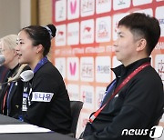 세계탁구선수권대회 공식 기자회견 갖는 신유빈