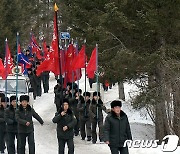 광명성절 맞아 김정일 고향집으로 답사 떠나는 북한 청년들