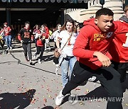 "축제에서 비극으로"...미국 슈퍼볼 퍼레이드 중 총기 난사로 21명 부상