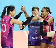 '역시 해결사는 김연경' 흥국생명, IBK에 3-2 진땀승···선두 탈환은 다음 기회에 [종합]