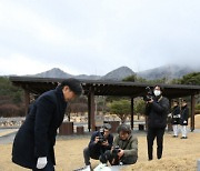 조국, 대전현충원서 참배… "윤석열 정권 조기 종식할 것"