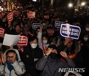 대통령실 앞에 모인 의사들