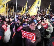 거리로 나온 의사들…정부 "국민 위협시 법적 대응"