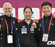 'One Table One World', 포토타임 갖는 페트라쇠링 ITTF회장, 신유빈, 유승민 조직위원장 [사진]