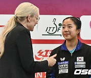 엄지척 페트라쇠링 ITTF회장, 신유빈 최고에요 [사진]