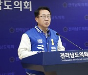 비장한 모습으로 전남도의회 등장한 문금주, 네거티브 뒤로 하고 정권 향해 '날' 민주당 승리에 '비범'