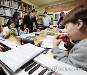 오카리나 연주 듣는 한덕수 국무총리