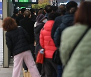 서울 시내 대형 종합병원 셔틀버스 기다리는 시민들