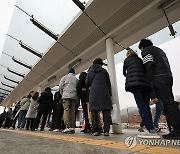 대형 종합병원 셔틀버스 기다리는 시민들