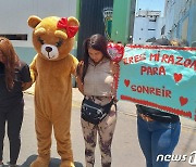 '귀여운 곰' 변신한 페루 경찰관들, 밸런타인 데이에 마약상 체포