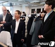 유연근무 우수 사업장 현장 찾은 이정식 노동부 장관