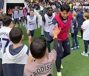 토트넘에서 활짝 웃은 손흥민... 팬들 “친정집서 행복 축구해”