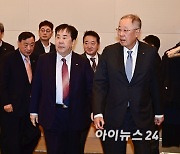 [포토]한경협 제63회 정기총회 참석하는 류진 회장