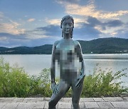 "가족과 보기에 민망" 논란 경주 보문단지 남녀 나체조각상 철거