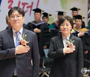 국기에 경례하는 송미령 장관