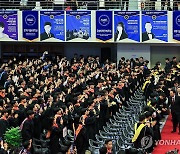 KAIST 졸업생 격려하는 윤석열 대통령