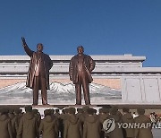 북한 주민들, 광명성절맞아 김일성·김정일 동상에 헌화