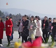 북한 주민들, 광명성절맞아 김일성·김정일 동상에 헌화