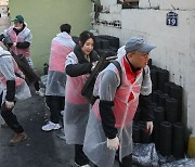 BNK부산은행 임직원 500명 봉사활동…연탄나눔·환경정화 등