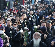 백기완 3주기 추모대회, 임을 위한 행진곡 제창하는 참가자들