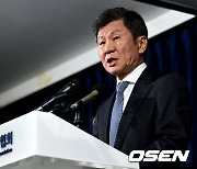 사퇴 질문에 '화들짝' 정몽규 KFA 회장, 연임 의사엔 '문체부' 언급하며 두루뭉술한 대답만 [오!쎈 현장]