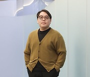 포즈 취하는 지휘자 이든