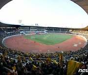 광명성절 맞이 여자축구경기를 응원하고 있는 북한 주민들