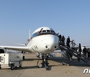 NASA DC-8 항공기 탑승하는 행사 관계자들