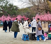 패딩 벗고 가벼운 옷차림에 햇살 만끽…청남대·청풍호반 나들이객 줄이어