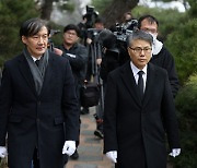 현충원 간 조국 "늦어도 3월 초 창당...검찰 독재 바로잡겠다"