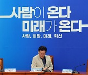 민주당, 현역 중진 제외·'친명' 앞세운 여론조사 '논란'