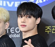 에이티즈 우영, 눈부시게 하트 보내며 [포토엔HD]