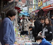 신학기 앞두고 붐비는 문구·완구 도매시장