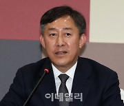 [포토]안심소득 정합성 연구 태스크포스 1차 회의 인사말하는 양성일 고려대학교 보건대학원 교수