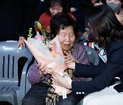 입학 축하 꽃다발 받는 수능 최고령 김정자 할머니