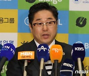 인터뷰하는 정창훈 대한민국수영연맹 회장