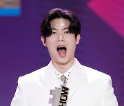 손태진, 1위 트로피 들고 행복해