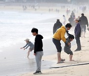 벌써 여름인가? 해운대 한낮 기온 24.4도…사람들 반팔 꺼냈다