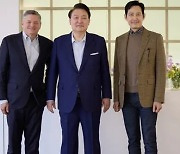 Yoon meets Netflix co-CEO and ‘Squid Game’ star