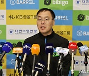 인터뷰하는 이정훈 한국 경영대표팀 감독