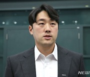 인터뷰 하는 두산 주장 양석환