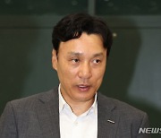 1차 전지훈련 마치고 인터뷰 하는 이승엽 감독