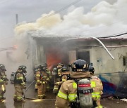 전북 군산 돼지 축사 화재…4천500마리 폐사