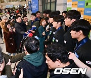 한국 수영 사상 첫 단체 메달 수영대표팀 향한 수많은 취재 열기 [사진]