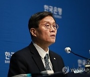 "물가 여전히 불안···美보다 빨리 움직이면 환율 리스크 커"