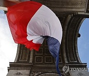 프랑스 국기에 "악마의 깃발"···이슬람 이맘(이슬람의 예배인도자) 추방 위기